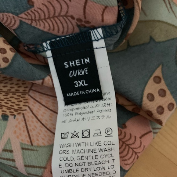 Holidaya Plus Tropical Print Plunging Neck Summer Boho Dress SHEIN
3XL - Picture 3 of 3